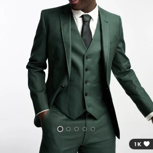 Grön kavaj - Helt ny, oanvänd ”skogsgrön, superskinny kavaj i linnemix” från ASOS. Säljes eftersom jag missade returen och säljer även kostymbyxorna i annan annons. Väldigt fin färg i verkligheten, tyget tjockt och fint. Har kvar påsen den skickades i. Nypris 1209