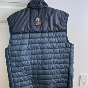 Parajumper väst - Säljer min PJS väst för att jag är trött av att ha den hängd i garderoben. Köpt för 3500kr, knappt använd.