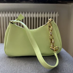 Limegrön liten väska - Limegrön liten väska Skicka: bra skick (endast använd 2 ggr)