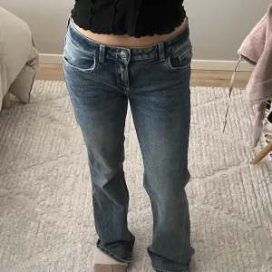 Lågmidjade jeans  - Eftertraktade Lågmidjade jeans från hm  inga defekter  Köpta förra sommaren  Det går jätte bra att trycka på köp nu😊😁