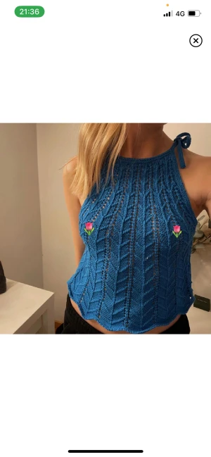 Blå topp  - Supersöt sommartopp som inte kommer till användning längre! Superfin att ha över en bikini i sommar. Lånade bilder, har inga egna tyvärr! 