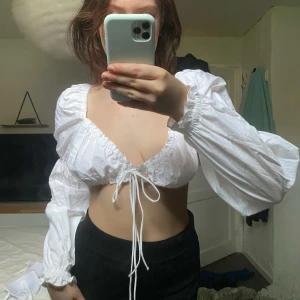 TOPP - Nummer 13. Långärmad vit topp från h&m. Jättefin att använda både till vardags och som festtopp. Storlek M. Säljer för 30kr