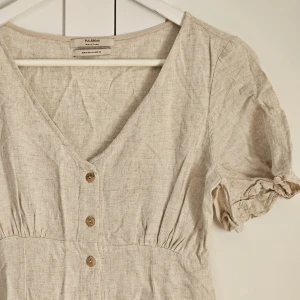 Pull&Bear klänning  - Använd 1 gång, det är storlek M men den är liten i storlek så mer som en S.