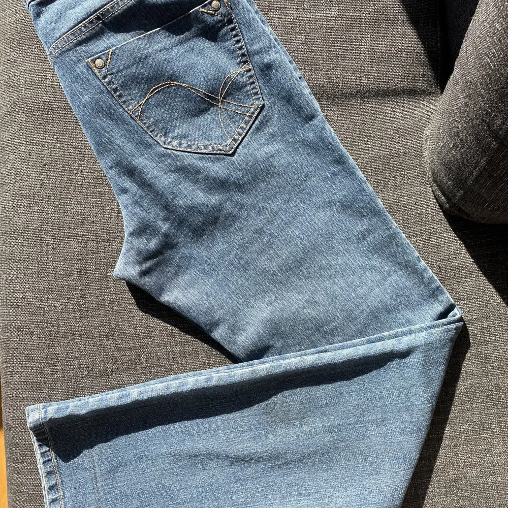 Midwaist jeans från Denim❤️. Superfin färg och ”textur” som inte syns så bra på bilden😊. Jeans & Byxor.