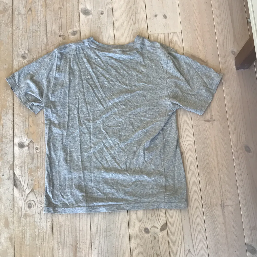 En grå Vans t-shirt som är ganska orörd men kan behövas stryka och har en storlek på 10-12 år M custom fit . T-shirts.