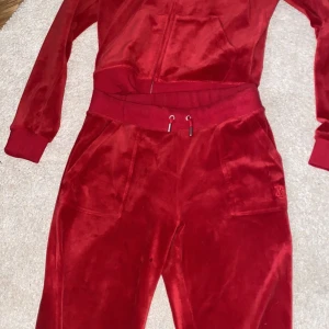 rött juicy sett - lägger nu ut mitt röda super fina juicy sett då de inte kommer till lika mycket användning längre och är i stort behov av pengarna! som man ser på sista bilden är de två super små brännmärken men inga hål och dom sina knappt! kom privat vid frågor/bilder