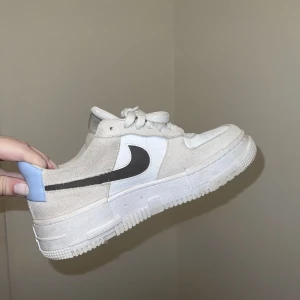 Air force 1 pixel - Använda men går att få renare än detta (ej tvättade på bilden).  Nypris ligger på cirka 4000 därav priset.   Pris kan diskuteras! 