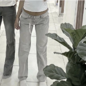 Gråa jeans  - Säljer mina oanvända gråa jeans från gina tricot då dom tyvärr inte kommer till användning😊 inte min bild!