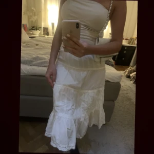 LÅNGKJOL - Söt lång sommarkjol som är nästan helt oanvänd som passar som en S. Kjolen säljs för 130kr +frakt💓
