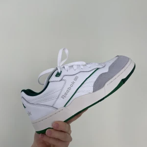 Reebok BB 4000 || - Superfina sneakers helt oanvända från Reebok. Säljer då de var för stora pga unisex size. Storlek 36.5 och 23.6 cm. Min syster som har 38 kunde ha dem. 