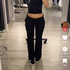 Lågmidjade kostymbyxor - Säljer mina svarta kostym byxor från bikbok i st 36. Stora favoriter!💞💞