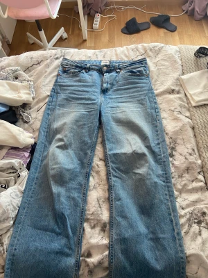 Jeans  -  ett par blåa jeans, kostar 45 kr+25 kr frakt 