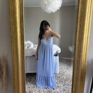 Säljer denna underbara långa blåa klänningen!!💙💙💙 älskar färgen!!