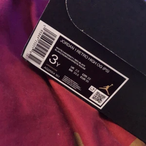 Air Jordan 1 retro high  - Jag köpte dessa skor för ett par månader sen och växte ut ur dom snabbt. Dessa passar till nästan alla kläd stilar och är en perfekt sko! Jag köpte dessa på Nikes hemsida och kommer med en box. Ha en bra dag!