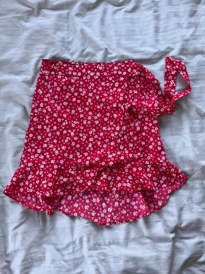 Kjol  - Superfin röd blommig kjol! Inga defekter och inte använd mycket💕💕
