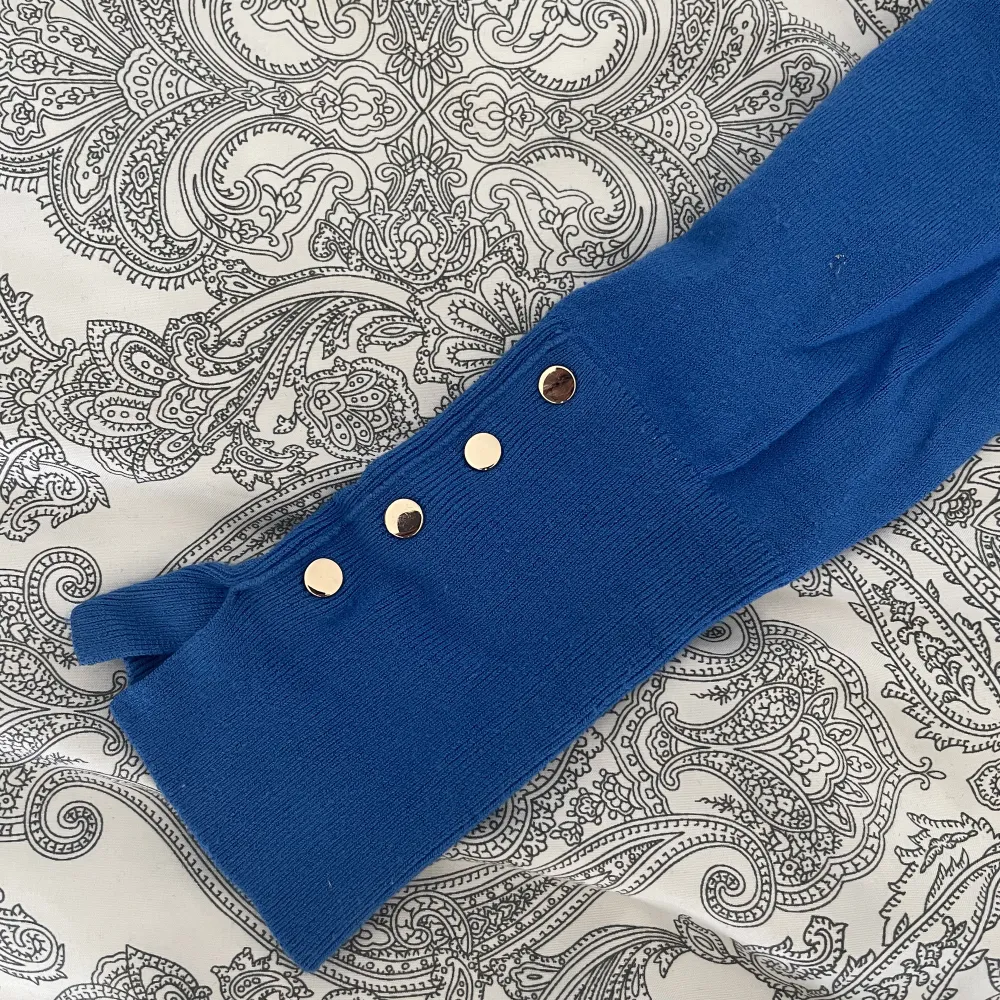 Blå populär tröja från zara. Passar till mycket och en väldigt fin färg nu till våren💕. Stickat.