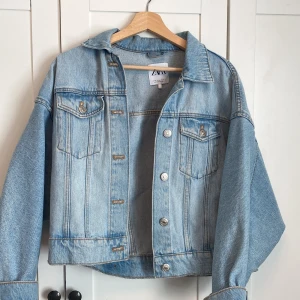 Jeans jacka - Säljer denna fina jeansjacka från zara!! Köpt här på plick och använd ett fåtal gånger🩷