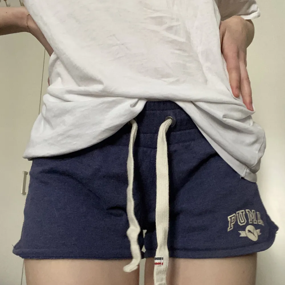 Blåa shorts från puma med logga på ena benet och fina band med justerbar midja, sparsamt använda! . Shorts.