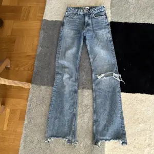 Säljer nu dessa assnygga Gina Tricot jeansen! Dom är i bra skick och storlek 32! 🩷🩷köptes för 500 kr!🩷🩷