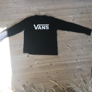 Vans  - En svart Vans tröja som är i mycket bra skick och är oanvänd. Kanske kan behövas stryka men annars var skick. Storleken är L (12-14) Classic fit