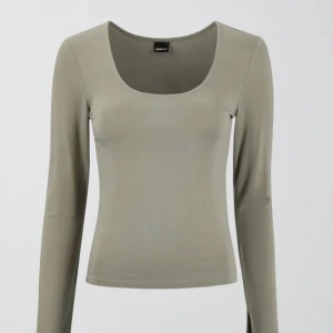 Gina tröja  - Denna trendiga topp från Gina. Använd fåtal gånger.