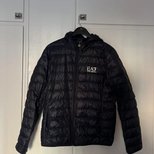 Ea7 dunjacka - Ea7 dunjacka med luva i bra skick. Storlek xxl men passar L-Xl 