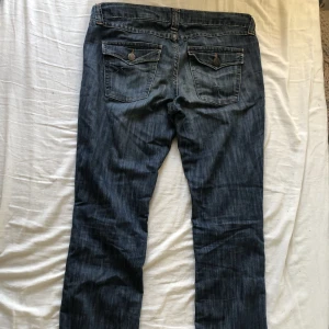 Lågmidjade jeans - Säljer dessa gravidjeans som jag klippt av ”magstödet” på😁 Går att justera i midjan med hjälp av banden på bild tre💕 Skriv för mått🪸