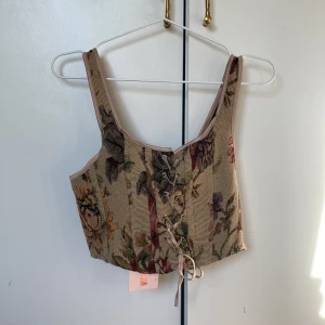Divided Crop Top - Blommig croptop från Divided, aldrig använd då den är för stor för mig   så har inga andra bilder.