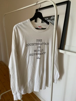 Supreme X UNDERCOVER x Public Enemy - Tjabba, köpt för något år sen men i bra skicka. Longsleeve cond 9/10. Strl M men sitter lite oversized. 