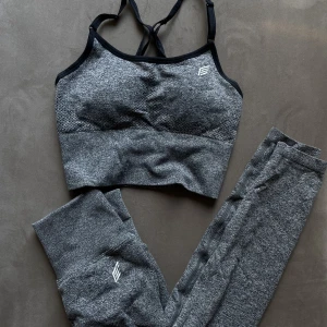 Scrunch tight + sport bh - Scrunch tights + sport bh ifrån alera wear. Endast testat. Nypris 699 för tights +399 sport bh. Strl S men passar mer en xs!