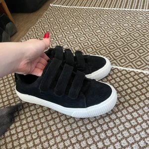 Machester skor👟 - Hej. Säljer dessa Manchester skor från Even&Odd, köpta på zalando. Anledning: Fick ett par nya i present. superfint skick och nytvättade🧡(öppen för byten)