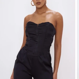 Korsett topp - Så fin korsett topp i storlek uk 6 motsvarar en S. Säljer då den tyvärr var för stor för mig. Frakten betalas av köpare :)