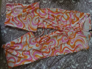 Byxor H&M - Säljer ett par byxor från H&M. Den har används en gång men är i helt ny skick. Passar perfekt för sommaren då materialet är tunnt och modaktig. Den har två långa snören på framsidan som man själv kan knyta runt sin midja. Storlek S men passar M också.