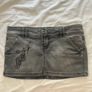 Jeanskjol - Grå jeanskjol i strl 38. Lågmidjade!