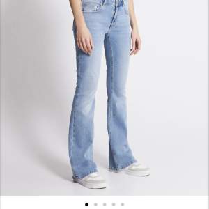 Säljer dessa jeans från lager 157 dessa är i ny skick. Dem är lågmidjade. Köpta för 400kr