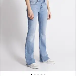Säljer dessa jeans från lager 157 dessa är i ny skick. Dem är lågmidjade. Köpta för 400kr