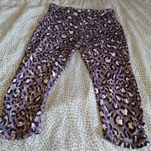 Träningstights - Som nya, storlek M. Finns en bra liten ficka på insidan. Längden: lite nedanför knäna. Jätte sköna men kan tyvärr inte ha dom längre. 