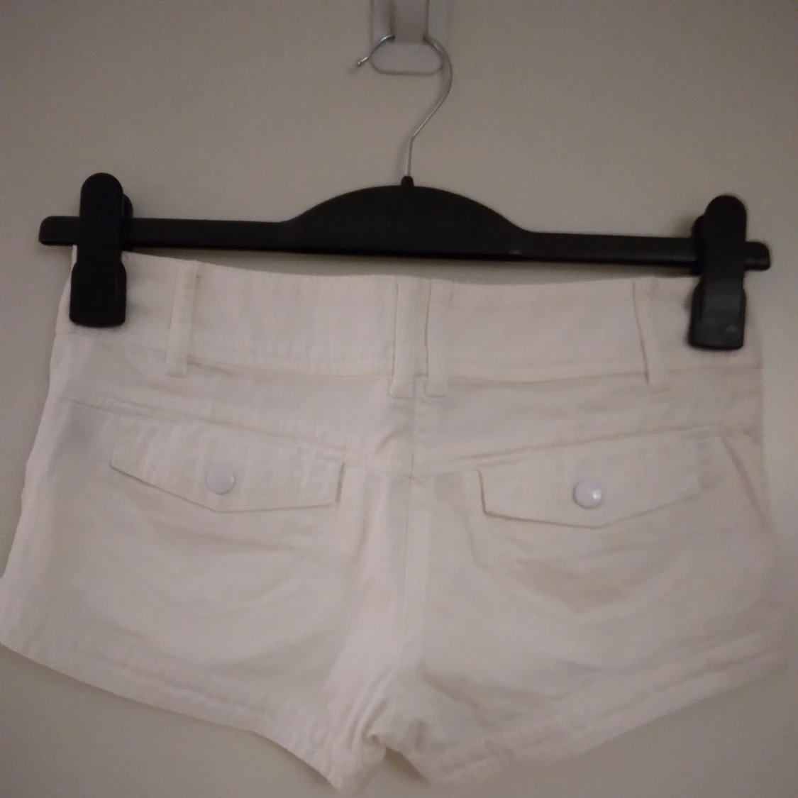 Vita korta shorts i bra skick, Strlk 32 /  XS. Flera fickor.  - 1