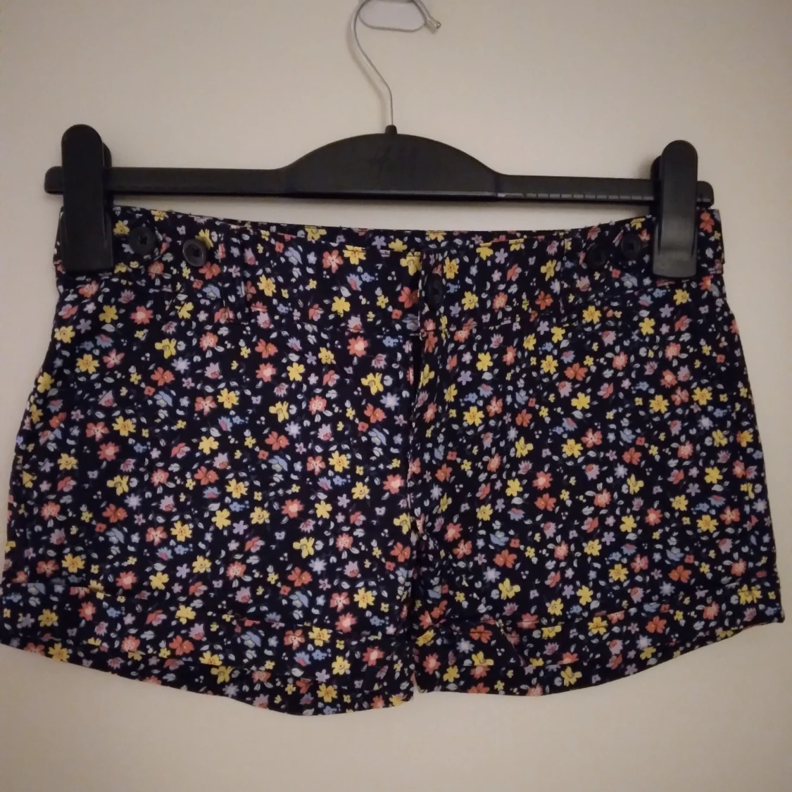 Helt NYA och oanvända blommiga korta shorts, Strlk: 32 / XS. Cubus.