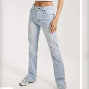 Jeans - Jeans från Nelly.com. Superfina och våriga. Sitter som en smäck! Men jag har två. Otroligt fina (nyskick) 
