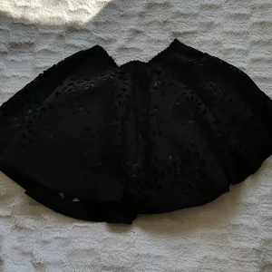 Svart kjol - Blommönster. Underkjol under. Storlek S/M, väldigt stretchig och fluffig kjol