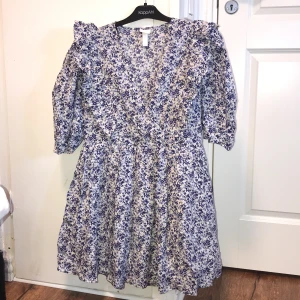 Söt blommig sommarklänning 🌸 - Jättefin sommarklänning med mönster av små blåa blommor🌷 