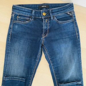 Replay jeans - Replay jeans, använda 2 gånger, nyskick. Lågmidjade, smala ben. Storlek 26/30.