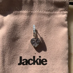 Maria Nilsdotter liknande örhänge  - Intressekoll på mitt jättefina Maria Nilsdotter liknande örhänge!💕Ser ut exakt som örhänget från min tidigare annons bara att den inte har en pil i mitten. Örhänget är köpt på Jackie💕 Äkta silver (har stämpel) och jättebra skick🫶🏻Endast använt en gång💕