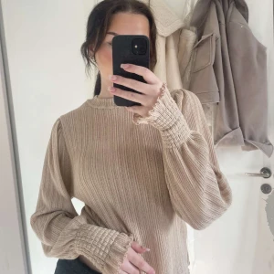 Glittrig festtopp - En glittrig festtopp från BikBok i väldigt bra skick! Storlek men väldigt liten i storlek!🥰