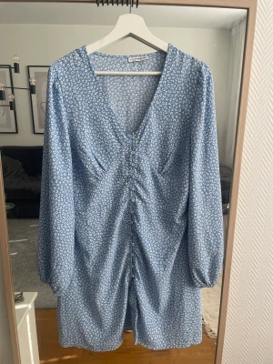 Sommarklänning - Jättefin sommarklänning i tunt skönt material. Använd en gång men gillar inte hur den formar min lilla byst. Den är i nyskick :)