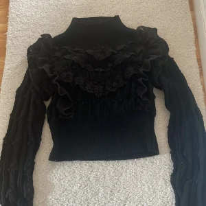 Svart zara tröja volang - Säljer denna superfina tröja ifrån zara som är slutsåld💓 Köpt för ca 2 år sen men i väldigt bra skick💓 stl s men passar xs/s
