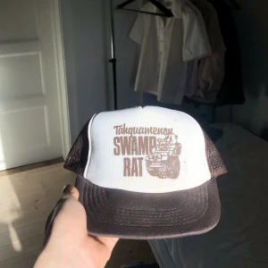 Vintage keps - Vintage keps från 90/80-talet Den är mörkbrun och finns lite fläckar på framsidan och toppen. Den är justerbar men fortfarande ganska liten i storleken