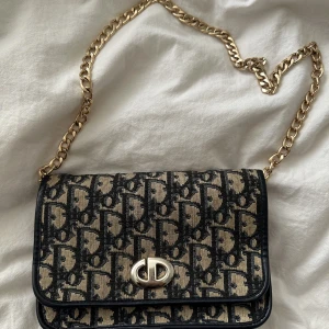 Dior vintage  - Säljer min vintage mini dior väska. Skicka meddelande för mer info🤎