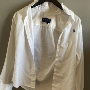 Ralph Lauren skjorta - Sjukt fin Ralph Lauren skjorta som knappt är använd!! Passar både kvinna och man